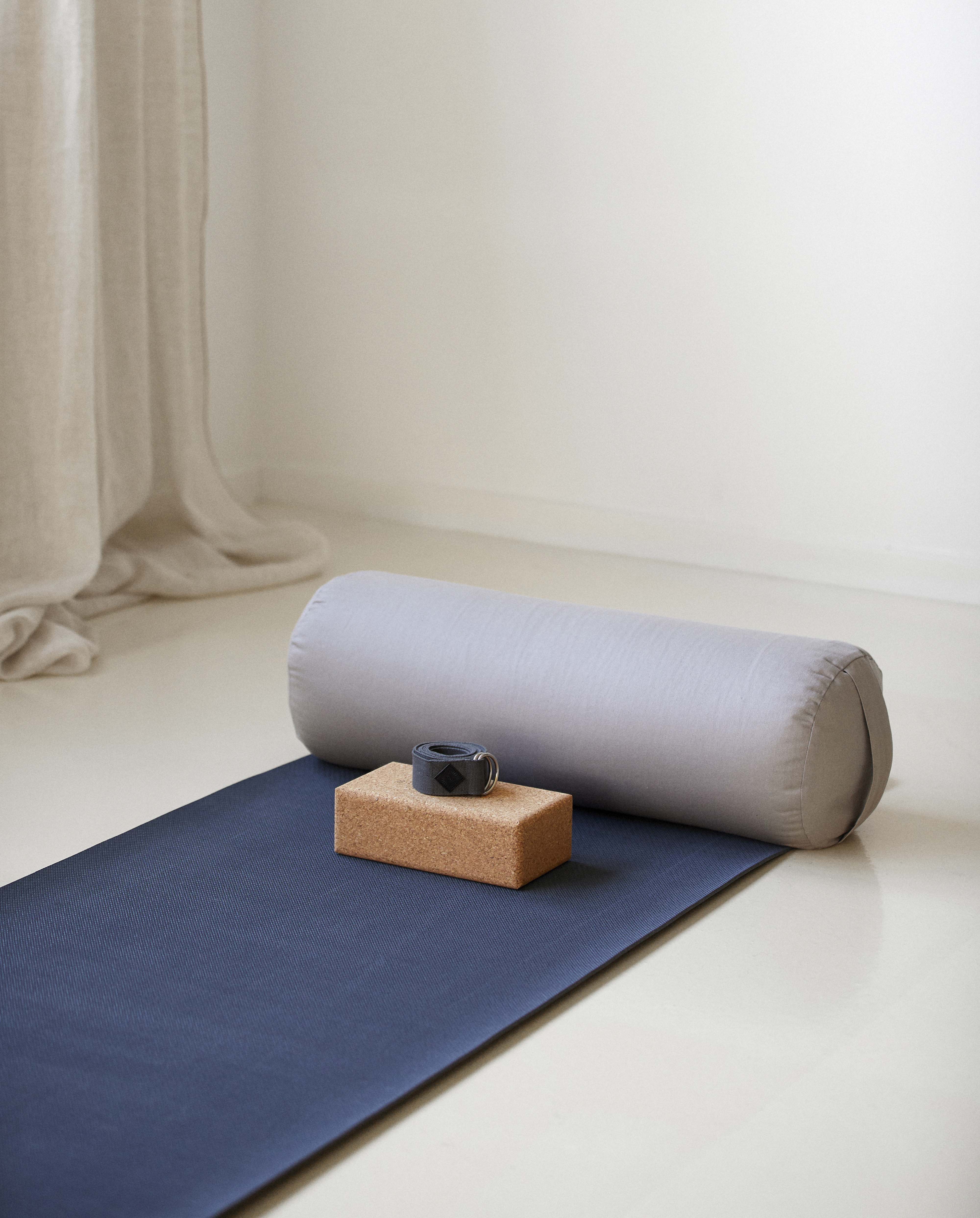 Yoga og pilates https://dk.ayu.eu/collections/yoga-hynde/products/yoga-polle-62x23-cm-gra