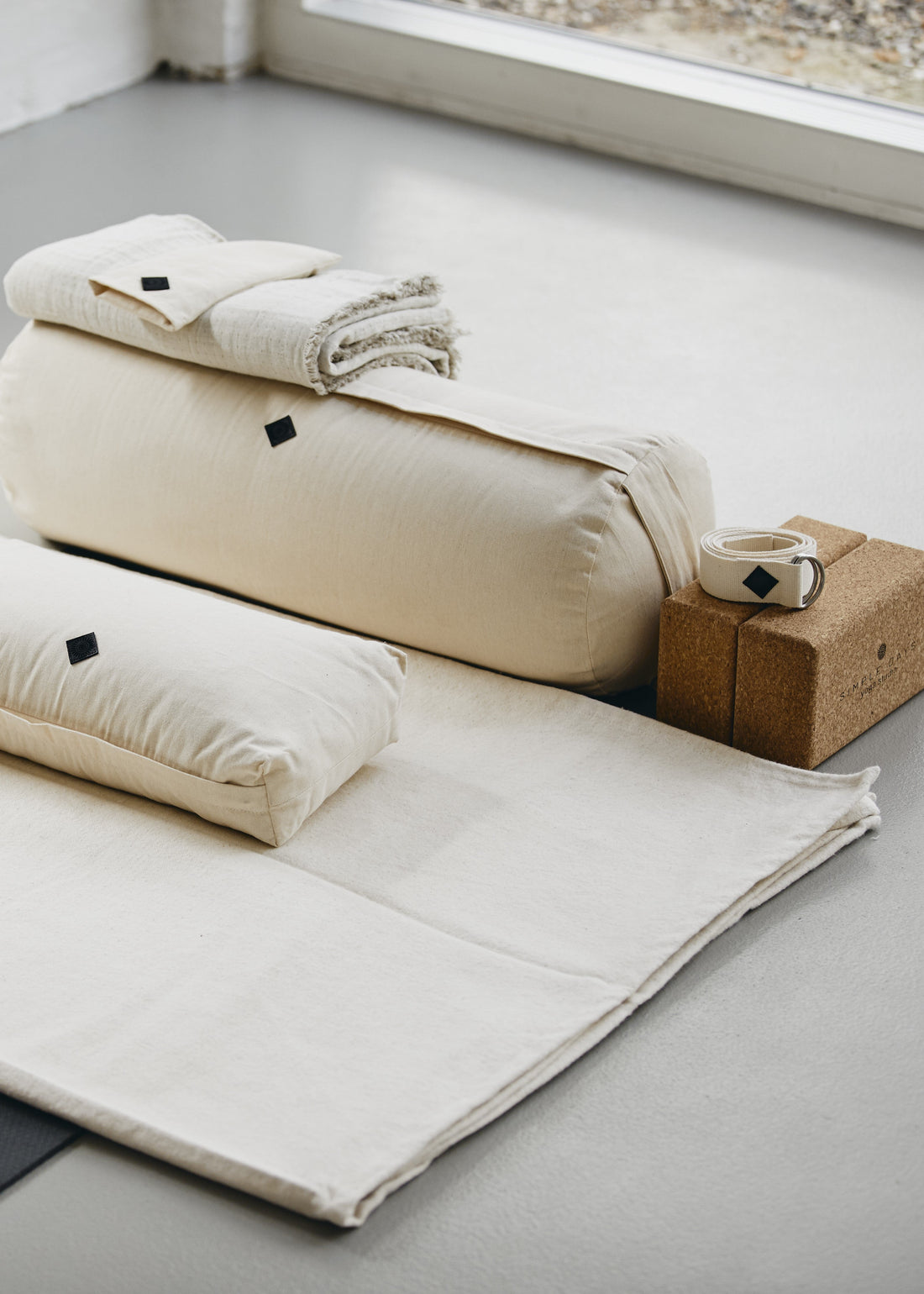 Tyngde Tæppe i bomuld  -  Råhvid
https://dk.ayu.eu/collections/yoga-taeppe-i-bomuld-blodhed-og-varme-til-din-praksis/products/yoga-taeppe-i-bomuld-150x200-cm-rahvid