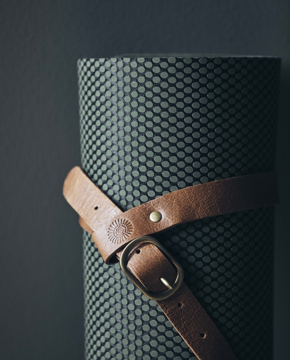 Bærestrop - Lys brun læder
https://dk.ayu.eu/collections/simple-days-yogaudstyr/products/baerestrop-i-laeder-til-yoga-matte-lys-brun