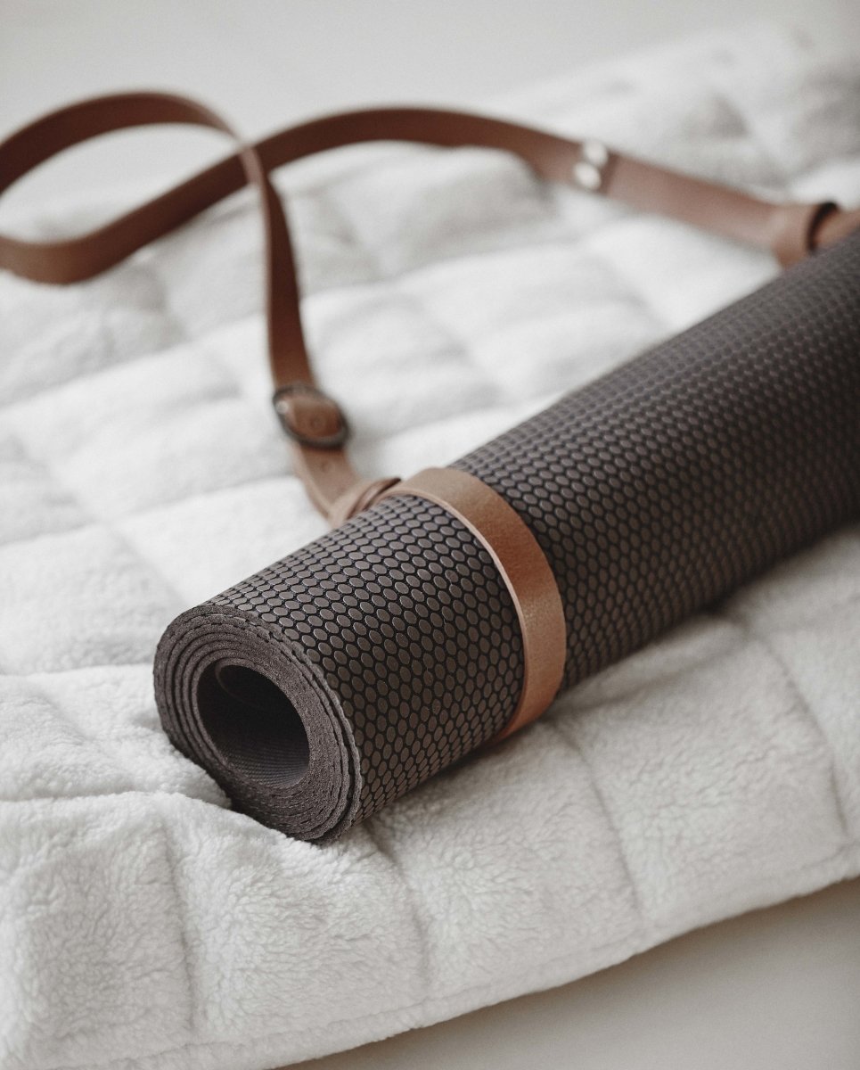 Bærestrop - Lys brun læder
https://dk.ayu.eu/collections/simple-days-yogaudstyr/products/baerestrop-i-laeder-til-yoga-matte-lys-brun