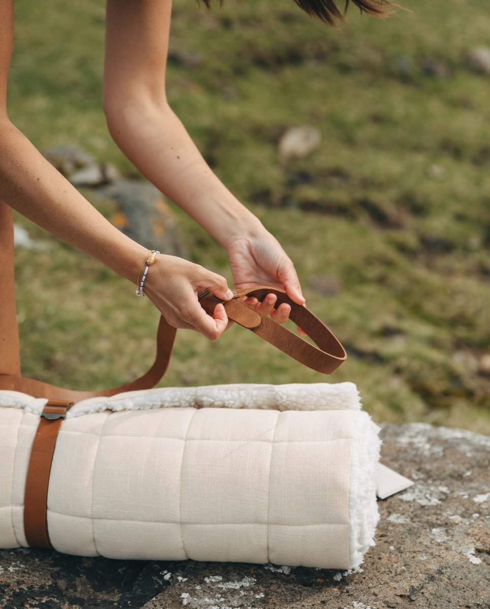 Yogamåtte  - Råhvid
https://dk.ayu.eu/collections/yin-yoga-matter-blod-komfort/products/yin-yoga-matte-med-laederrem-65x195-cm-rahvid