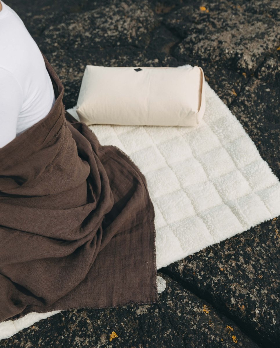 Meditationshynde - Råhvid
https://dk.ayu.eu/collections/yoga-og-meditationshynde-optimal-stotte-og-komfort/products/yoga-og-meditationspude-40x20-cm-rahvid
