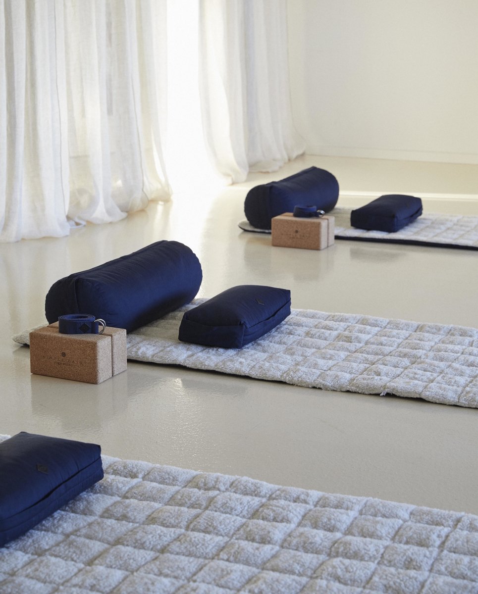 Yoga og pilates https://dk.ayu.eu/collections/yoga-hynde/products/yoga-polle-62x23-cm-morkebla