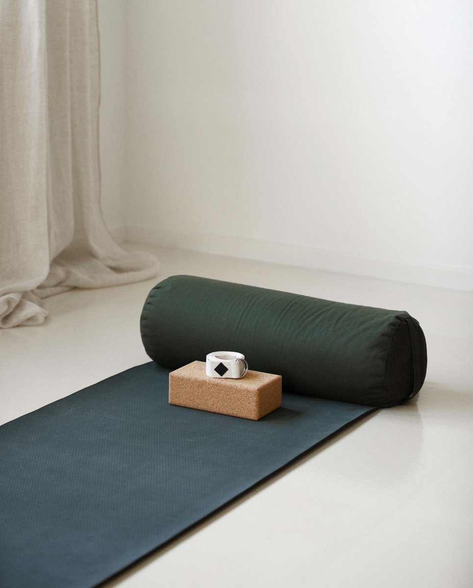 Yoga og pilates https://dk.ayu.eu/collections/yoga-hynde/products/yoga-polle-62x23-cm-morkegron
