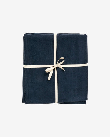 Tyngde Tæppe - Mørkeblå
https://dk.ayu.eu/collections/yoga-taeppe-i-bomuld-blodhed-og-varme-til-din-praksis/products/yoga-taeppe-i-bomuld-150x200-cm-morkebla